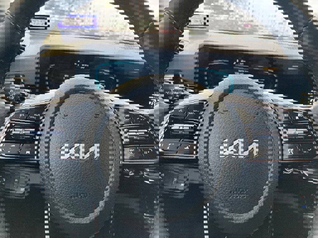 Used 2025 Kia Seltos S image 16