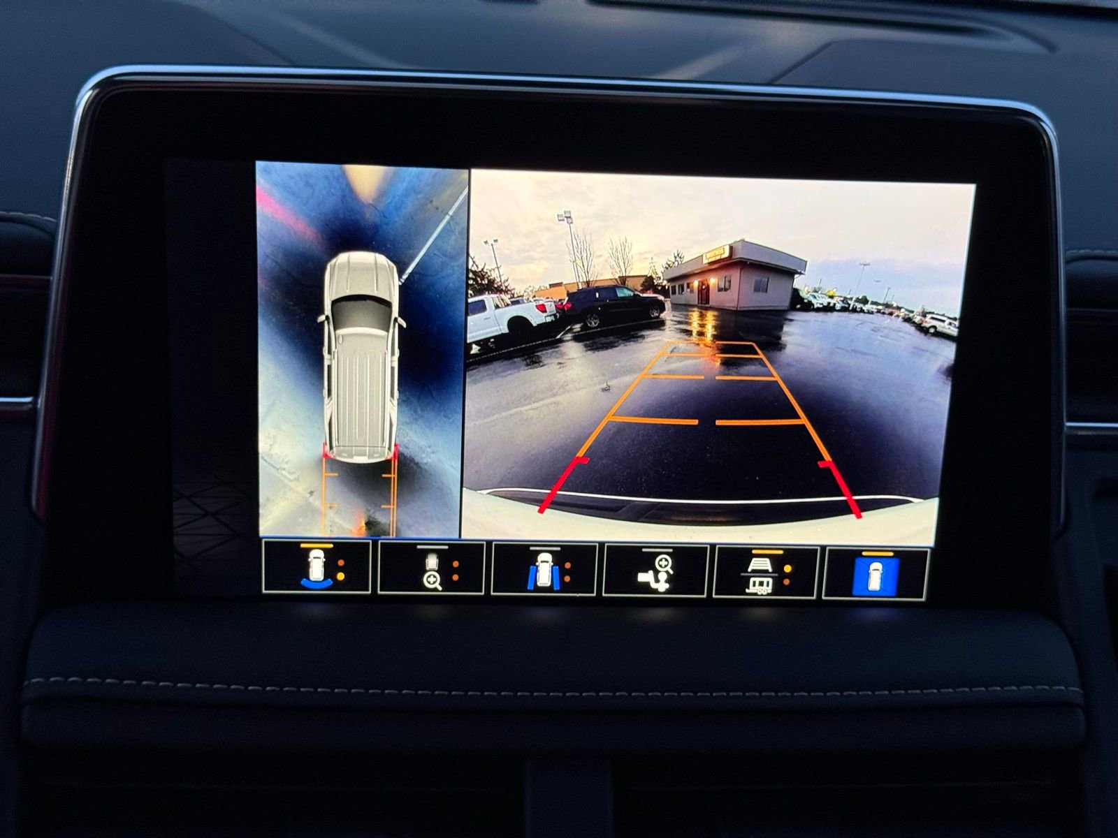 Used 2024 GMC Yukon SLT w/ SLT Luxury Package image 38