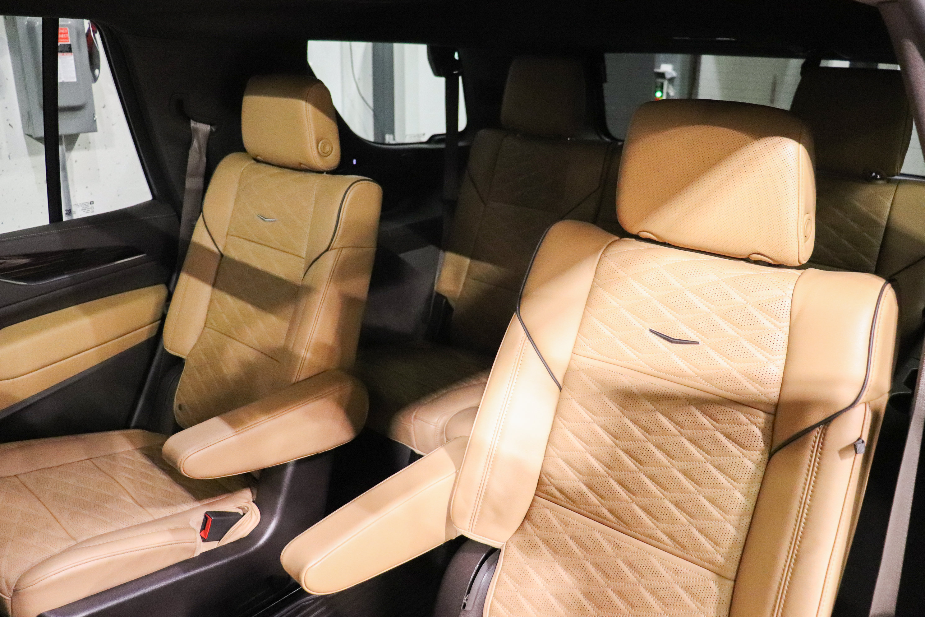 Used 2024 Cadillac Escalade Premium Luxury AWD/4WD image 19