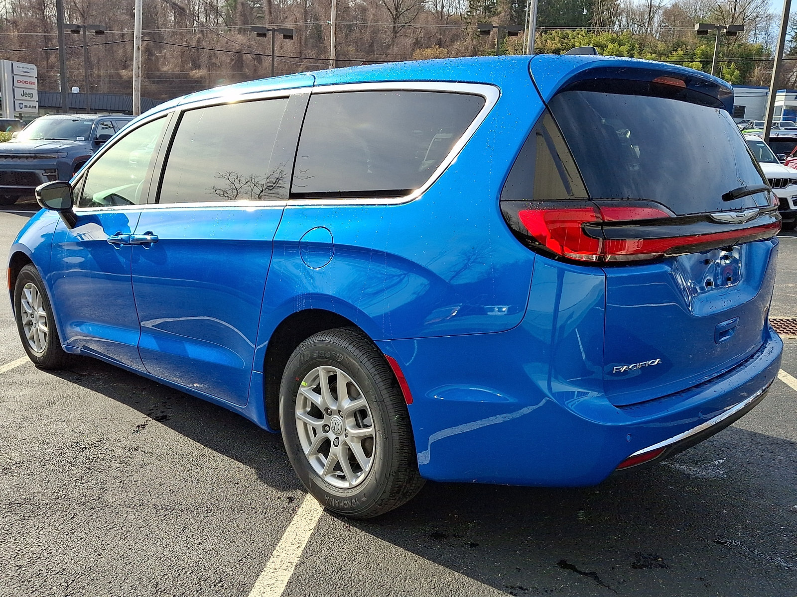 New 2026 Chrysler Pacifica Select FWD image 4