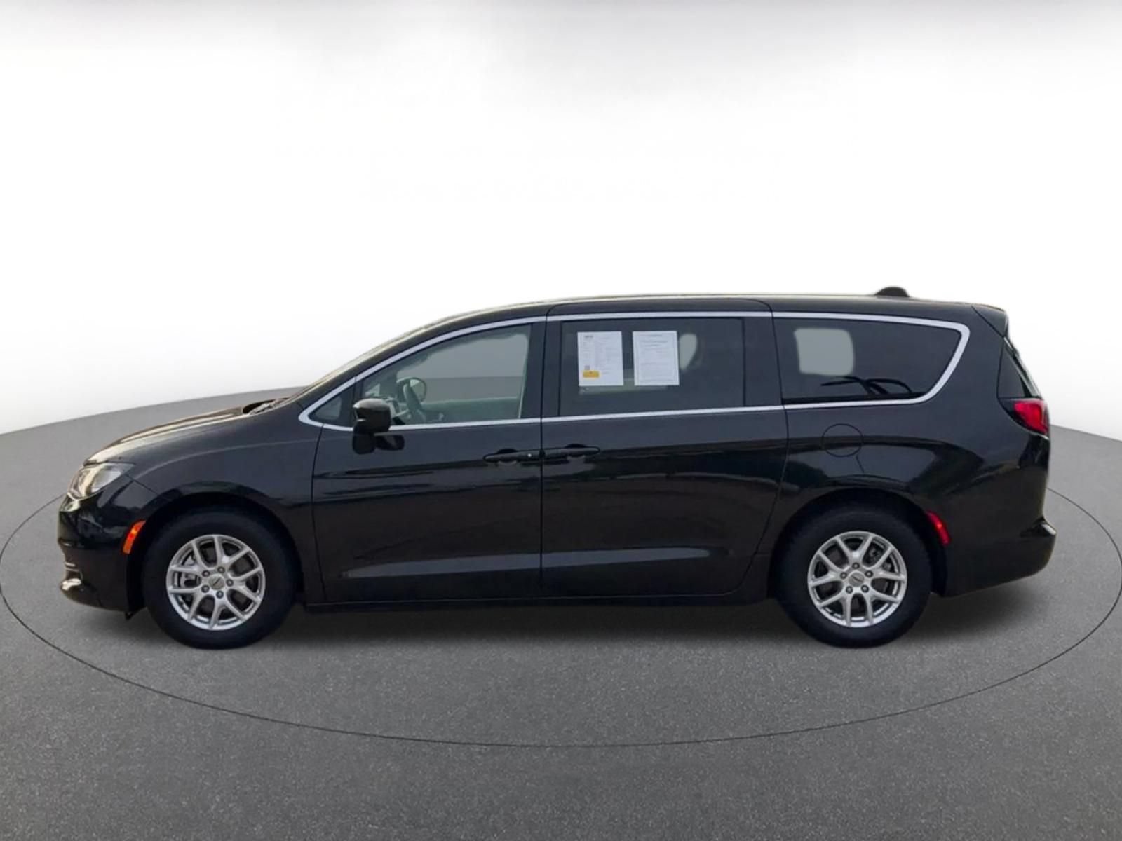 Used 2023 Chrysler Voyager LX FWD image 8