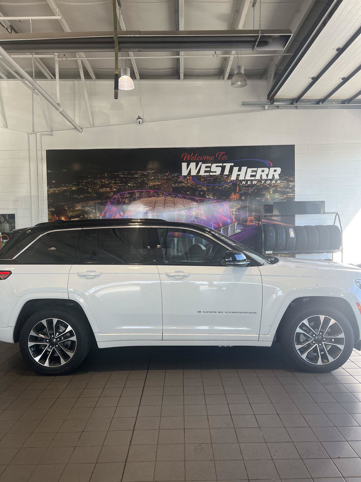 Used 2024 Jeep Grand Cherokee Overland w/ Luxury Tech Group IV AWD/4WD image 40