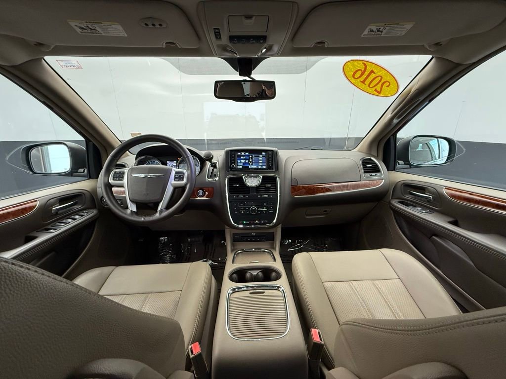 Used 2016 Chrysler Town & Country Touring-L image 3