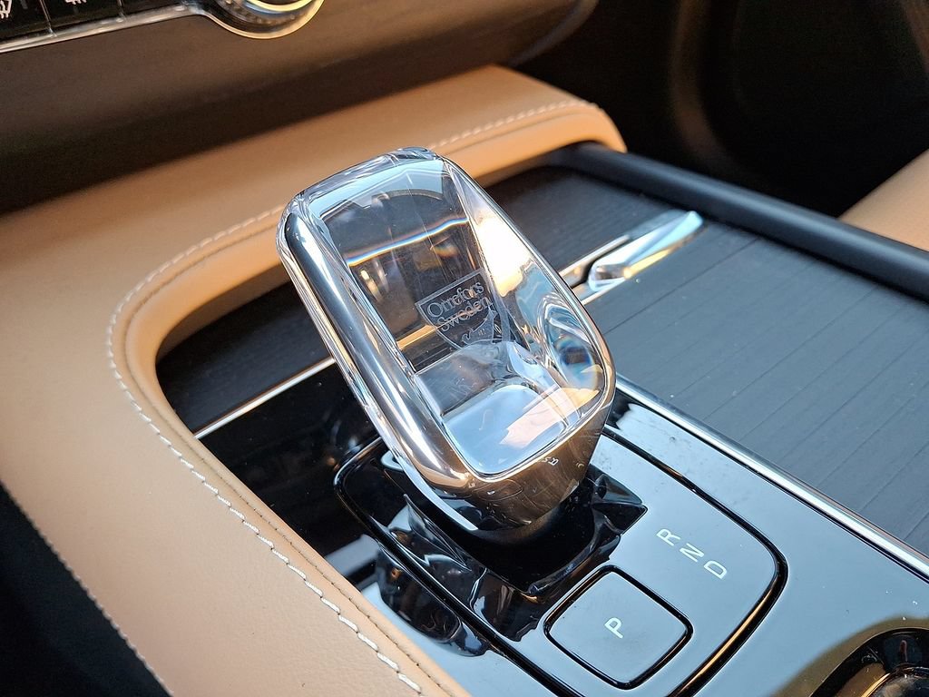 Certified 2025 Volvo XC90 T8 Ultra w/ Protection Package Premier AWD/4WD image 18