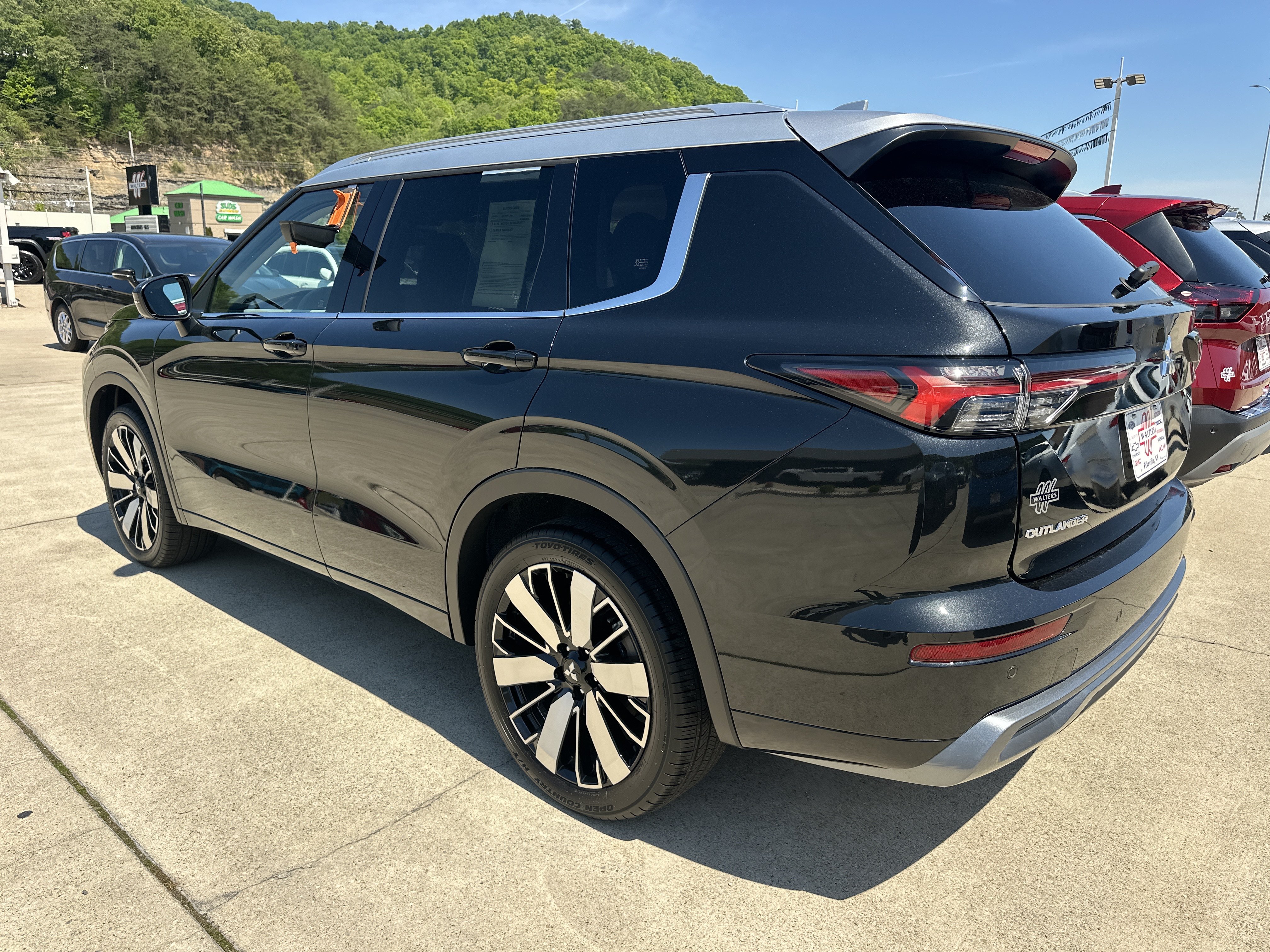 Used 2025 Mitsubishi Outlander AWD image 5