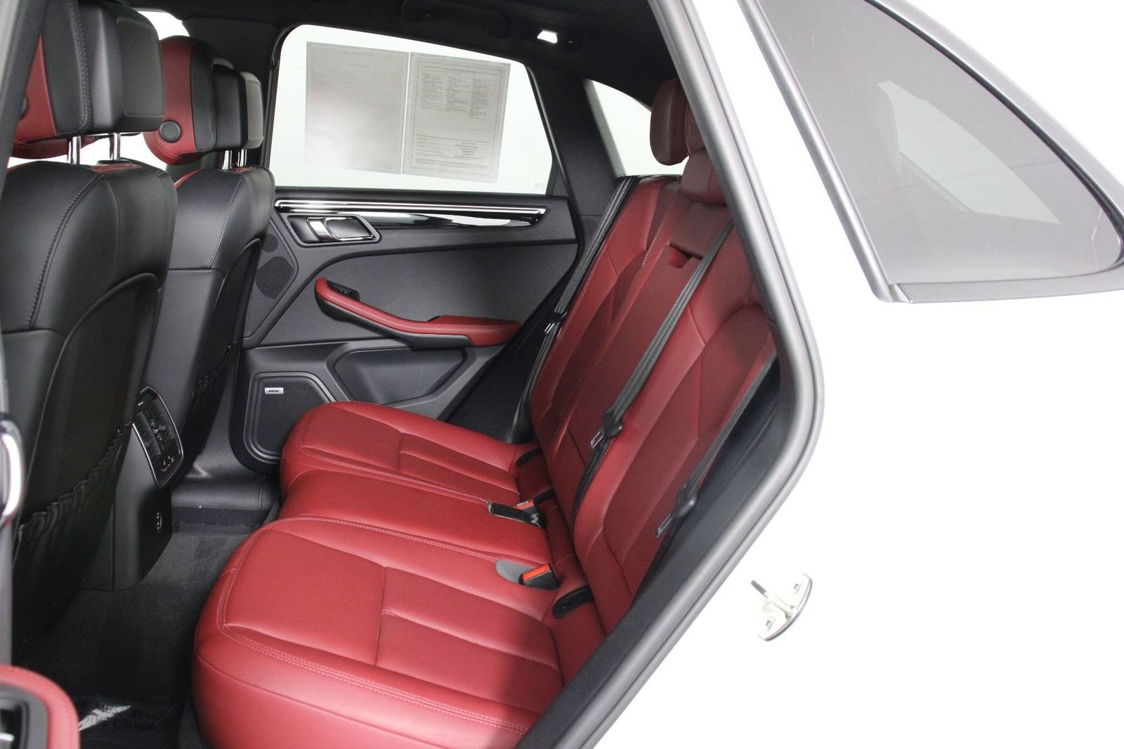 Certified 2022 Porsche Macan AWD/4WD image 33