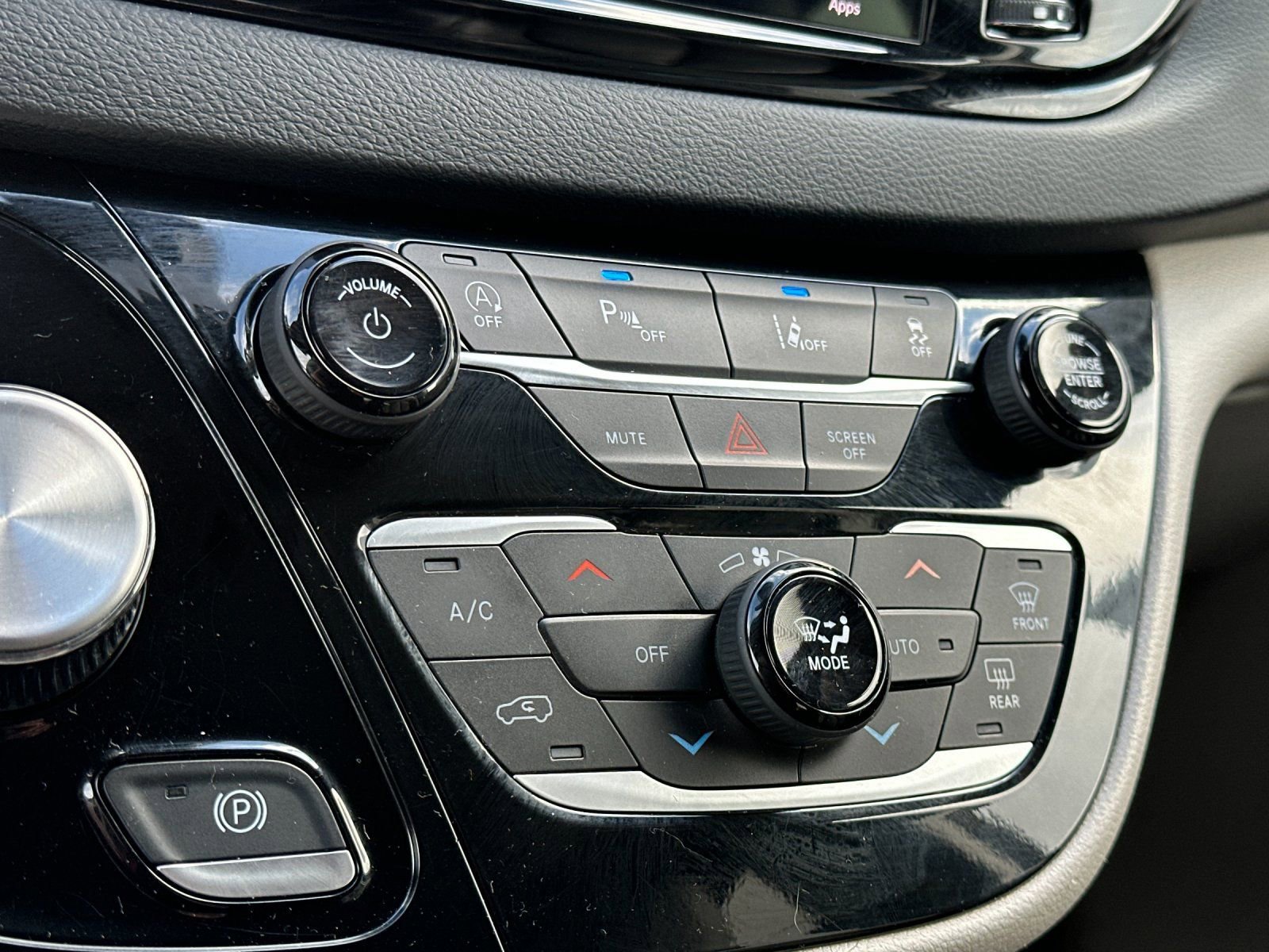 Used 2023 Chrysler Pacifica Touring-L image 21