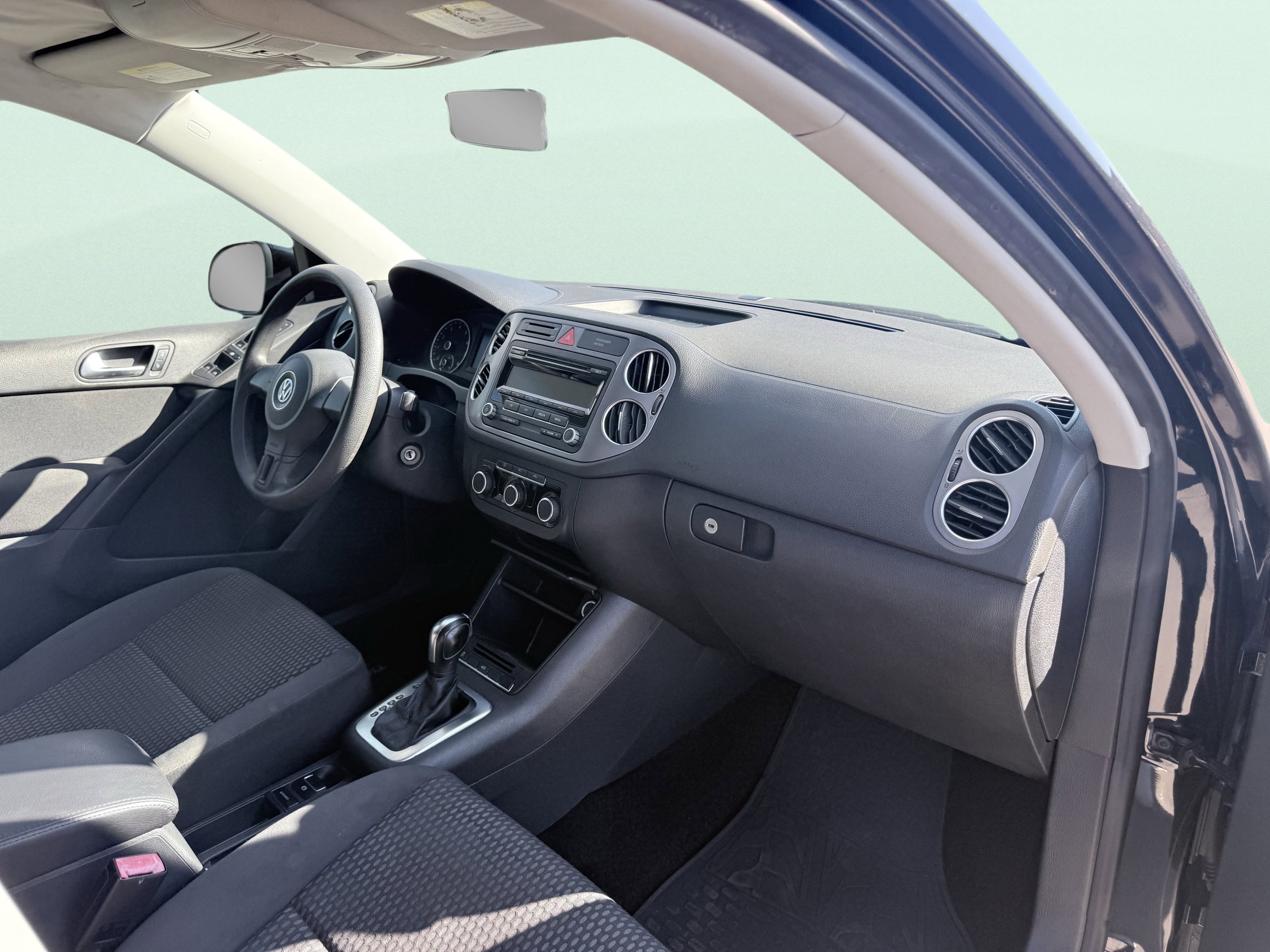 Used 2011 Volkswagen Tiguan S image 43