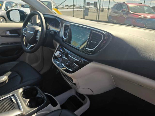 Used 2024 Chrysler Pacifica Touring-L FWD image 12