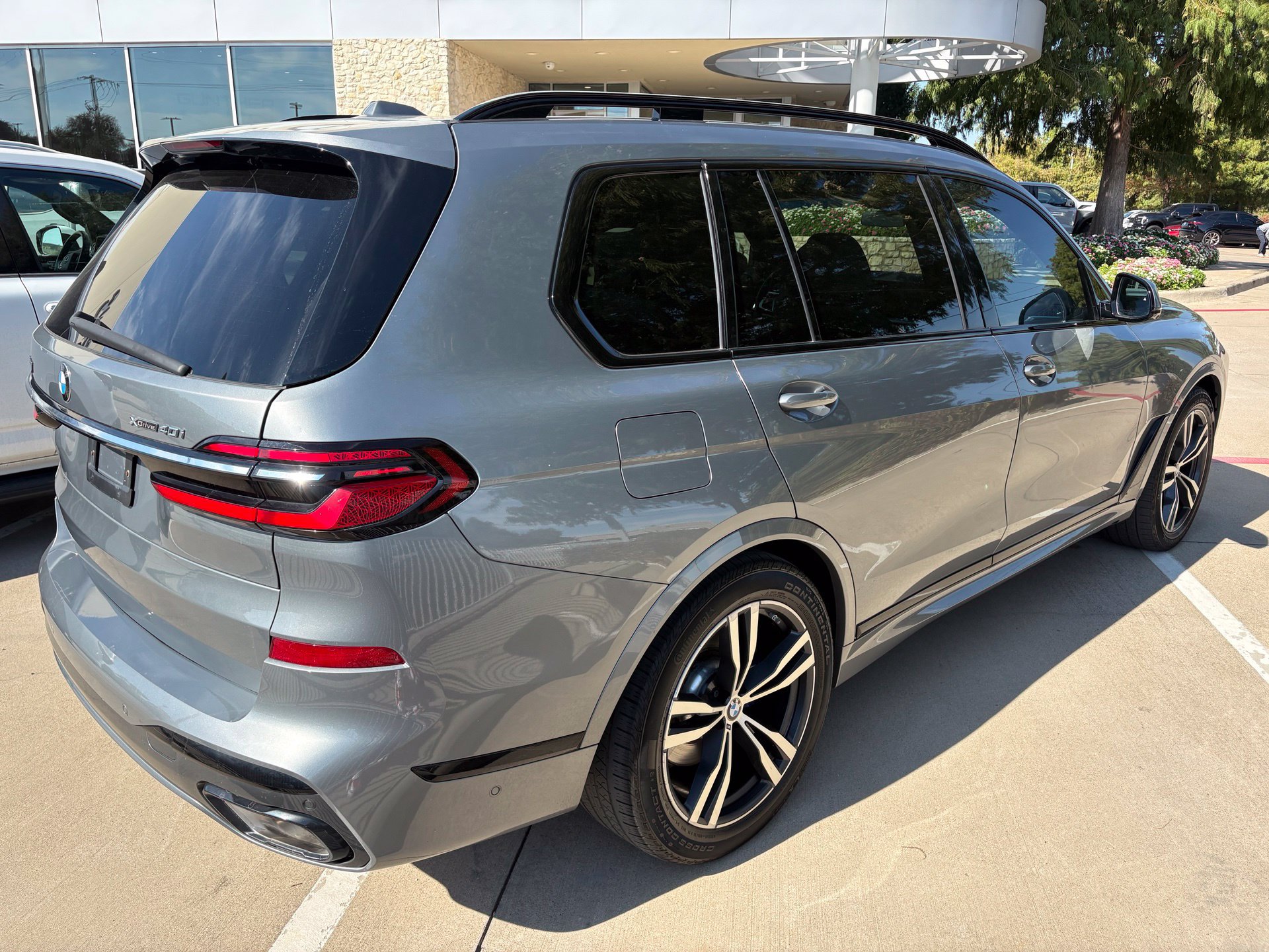 Used 2023 BMW X7 xDrive40i w/ M Sport Package AWD/4WD image 4
