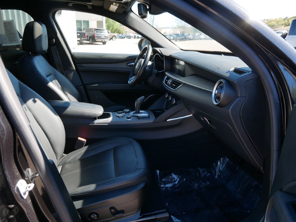 Used 2023 Alfa Romeo Stelvio Ti AWD/4WD image 15