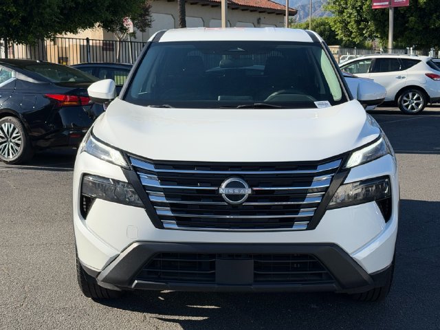 Used 2024 Nissan Rogue SV FWD image 2