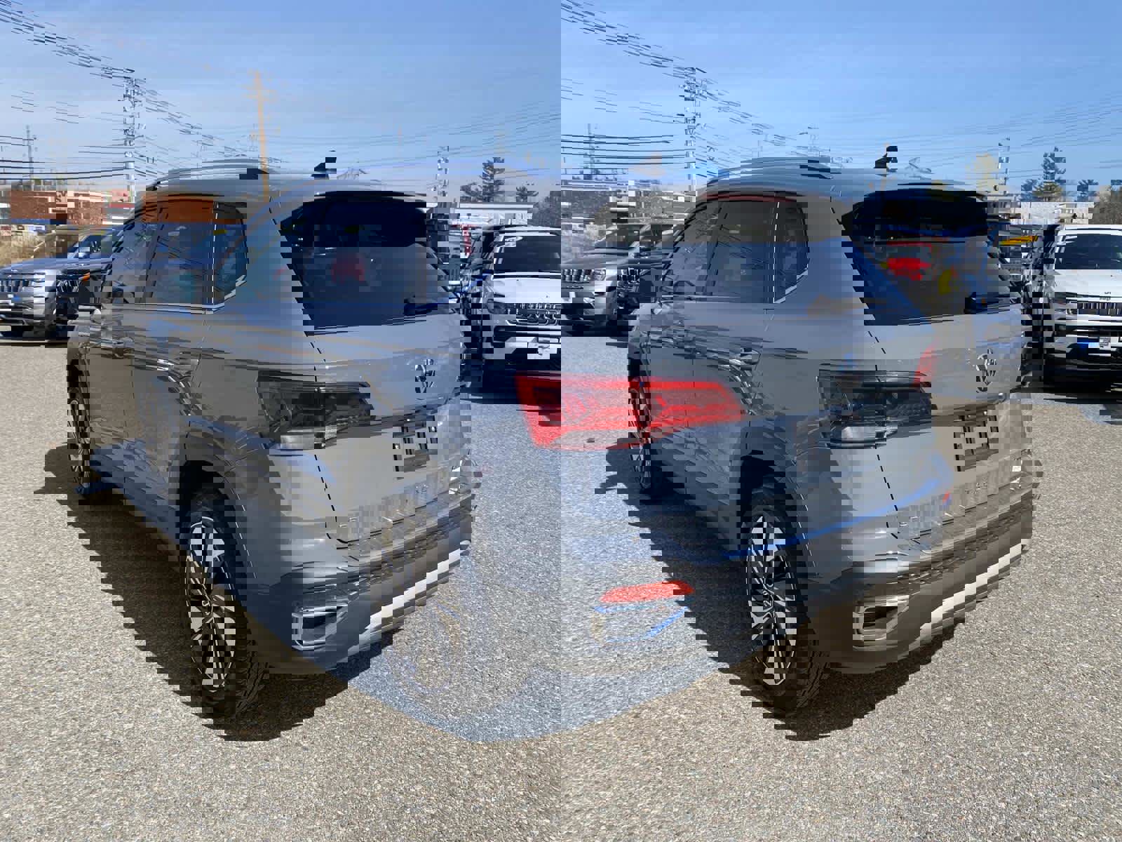 Used 2024 Volkswagen Taos SE image 6