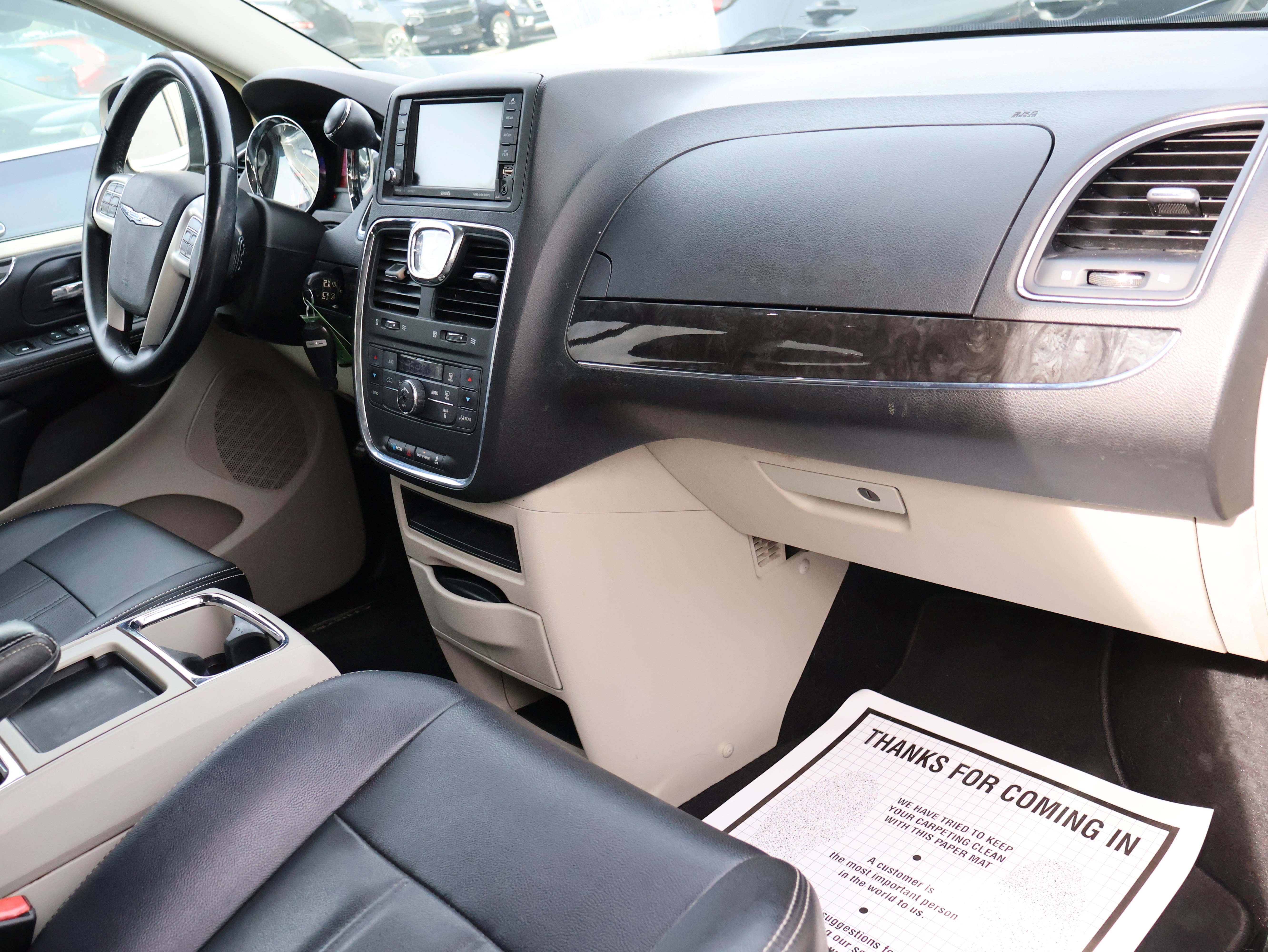 Used 2014 Chrysler Town & Country Touring image 8