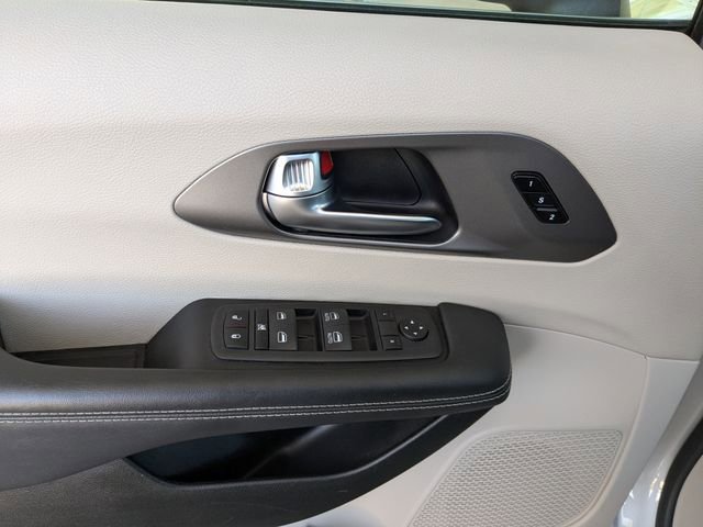 Used 2023 Chrysler Pacifica Touring-L FWD image 24