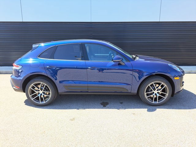 Certified 2025 Porsche Macan AWD/4WD image 8
