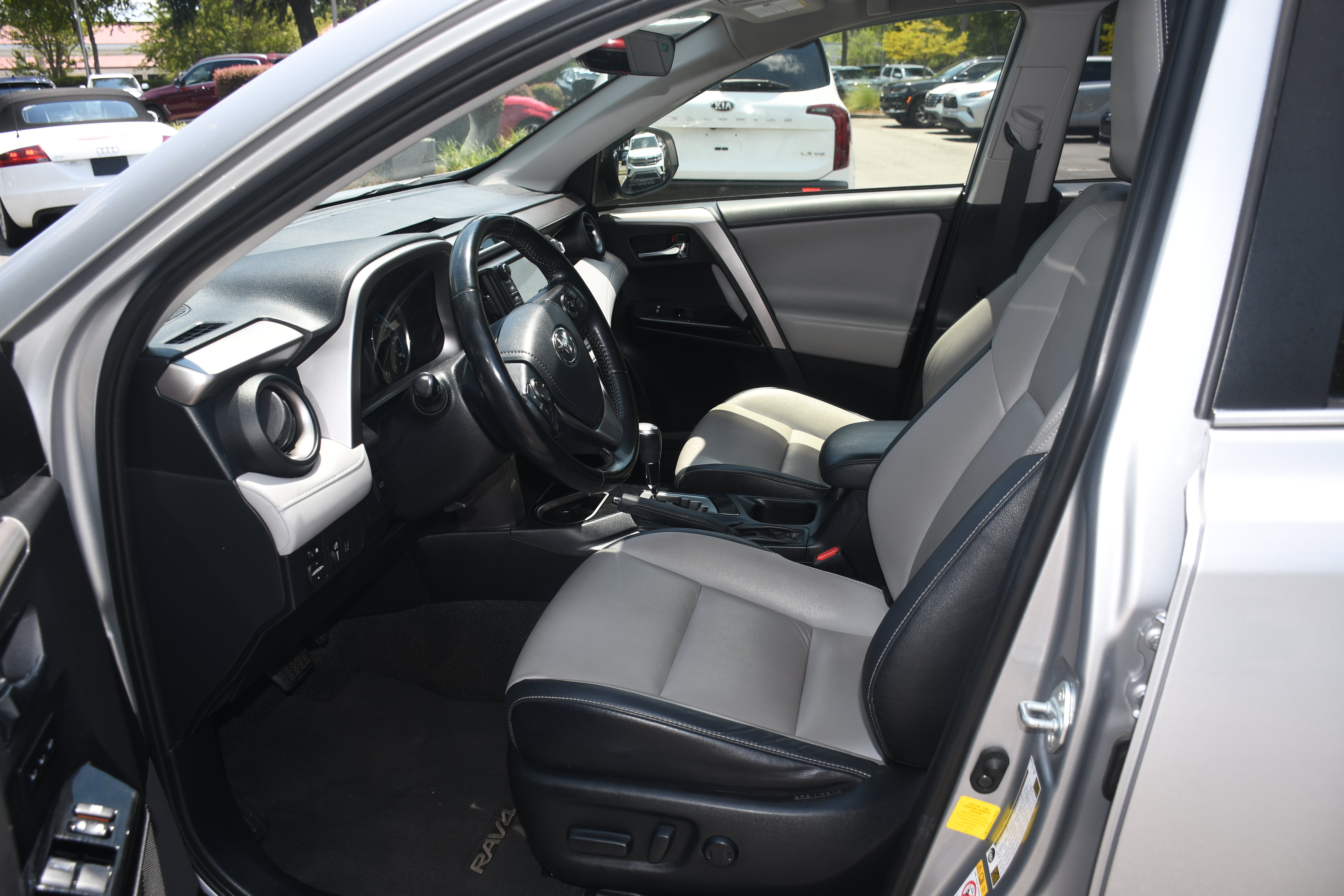 Used 2018 Toyota RAV4 Limited FWD image 7