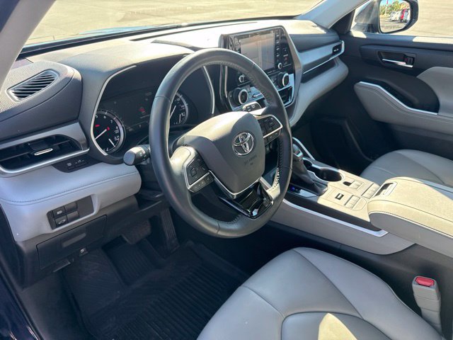Used 2020 Toyota Highlander XLE AWD/4WD image 25