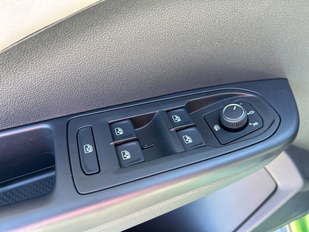 Used 2025 Volkswagen Taos SE image 13