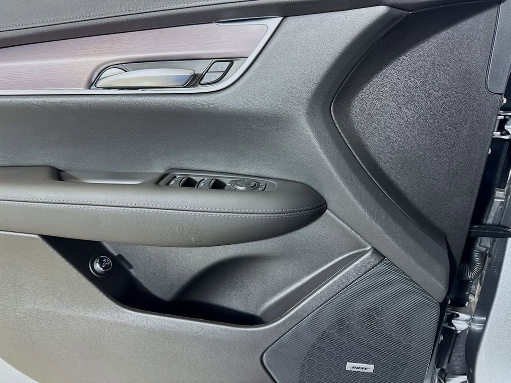New 2026 Cadillac XT5 Luxury w/ LPO, ONYX Package FWD image 16