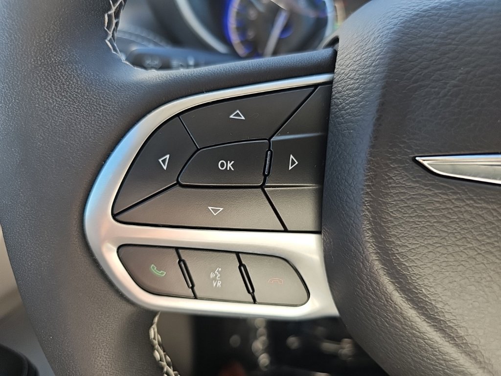 Certified 2024 Chrysler Pacifica Touring-L FWD image 32