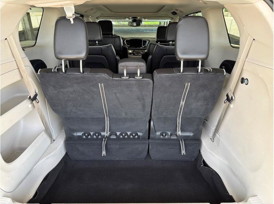 Used 2023 Chrysler Pacifica Limited FWD image 13