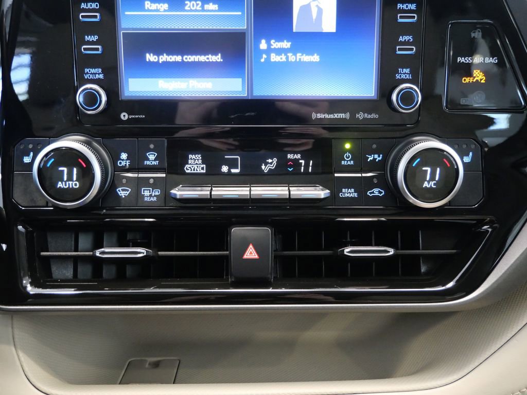 Used 2021 Toyota Highlander XLE AWD/4WD image 23