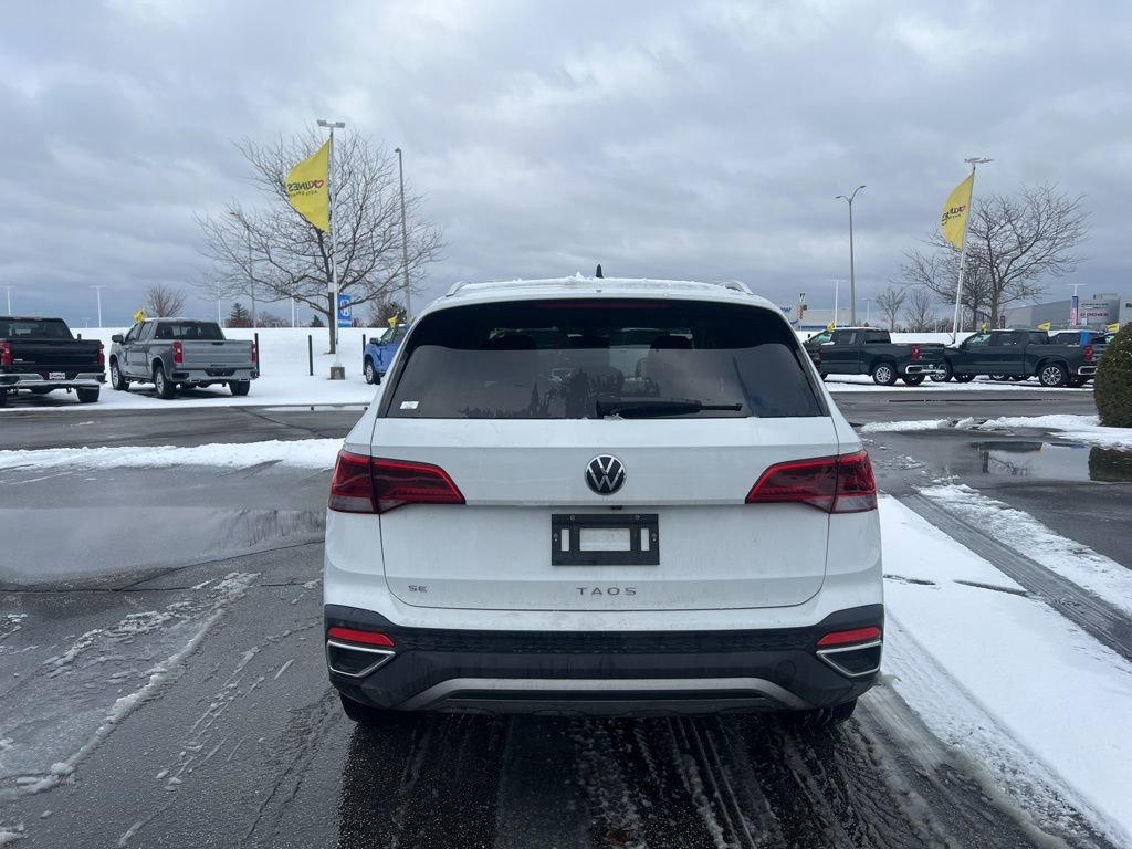 Used 2024 Volkswagen Taos SE image 4