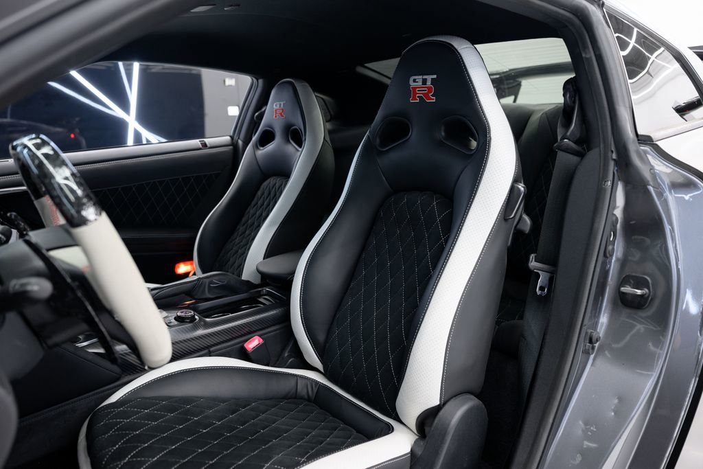 Used 2018 Nissan GT-R Premium image 36