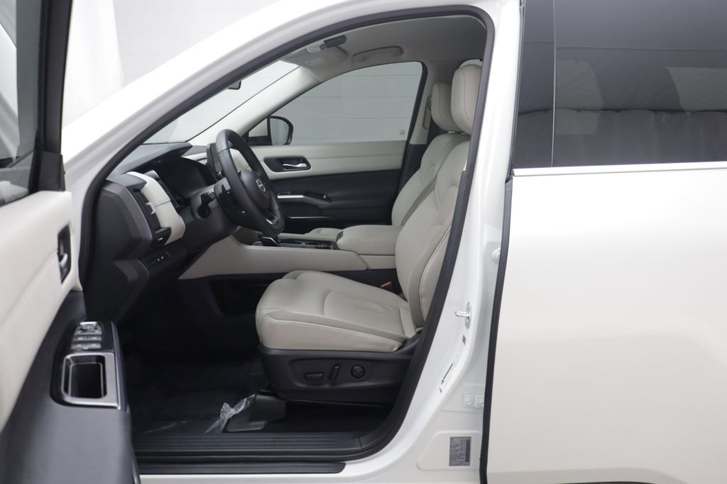 Used 2023 Nissan Pathfinder SL image 5