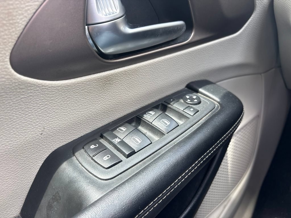 Used 2020 Chrysler Voyager Lxi FWD image 19