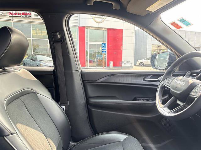 Used 2025 Jeep Grand Cherokee Altitude AWD/4WD image 10