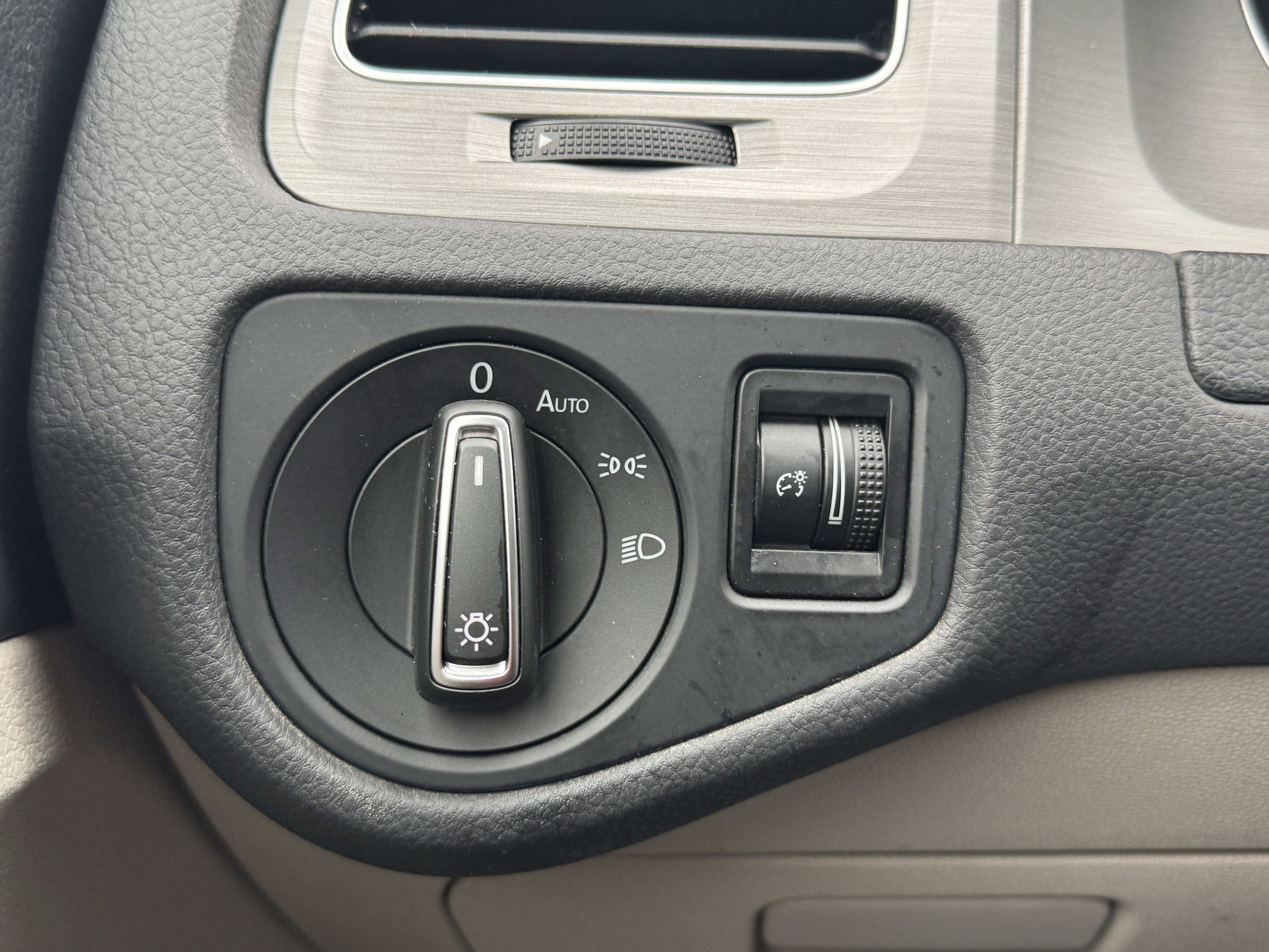 Used 2016 Volkswagen Golf Limited Edition image 33