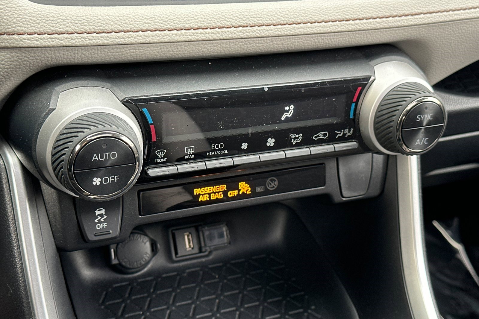 Used 2021 Toyota RAV4 XLE w/ Convenience Package image 19