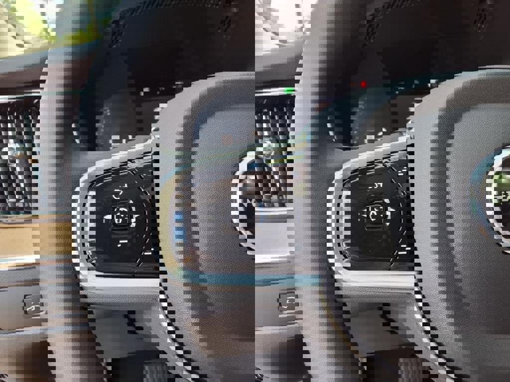 New 2026 Volvo XC60 B5 Plus w/ Protection Package Premier image 21