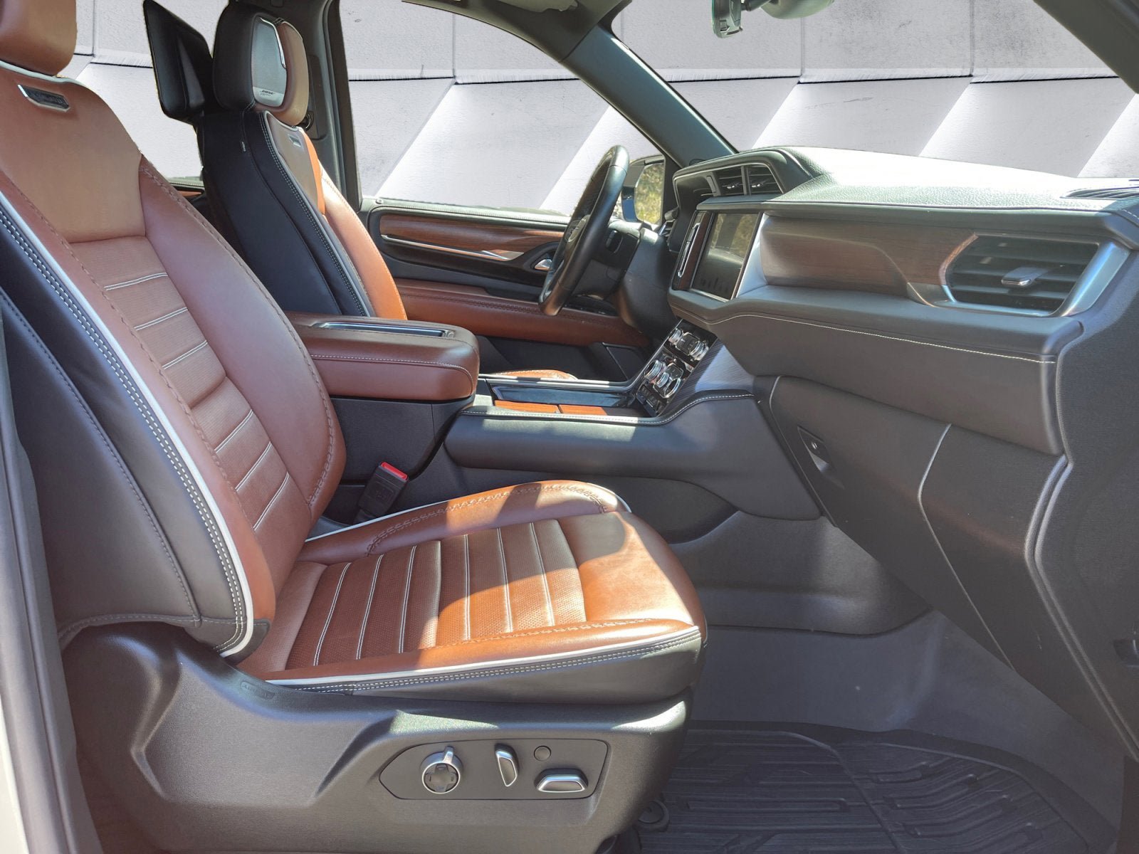 Used 2024 GMC Yukon Denali Ultimate AWD/4WD image 16