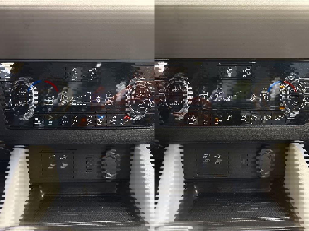 Used 2025 Mitsubishi Outlander SEL image 39