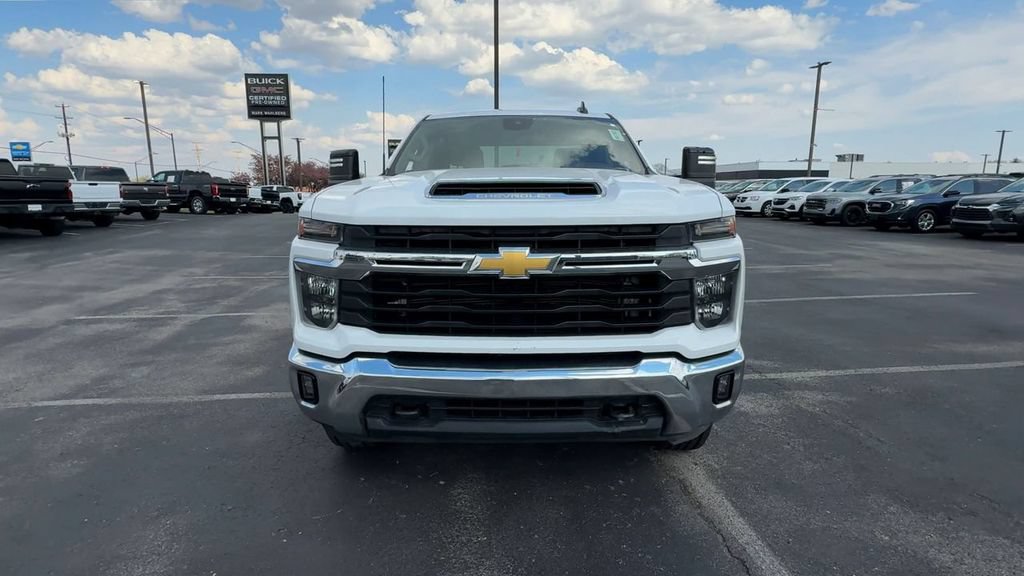 Used 2024 Chevrolet Silverado 2500 LT AWD/4WD image 3