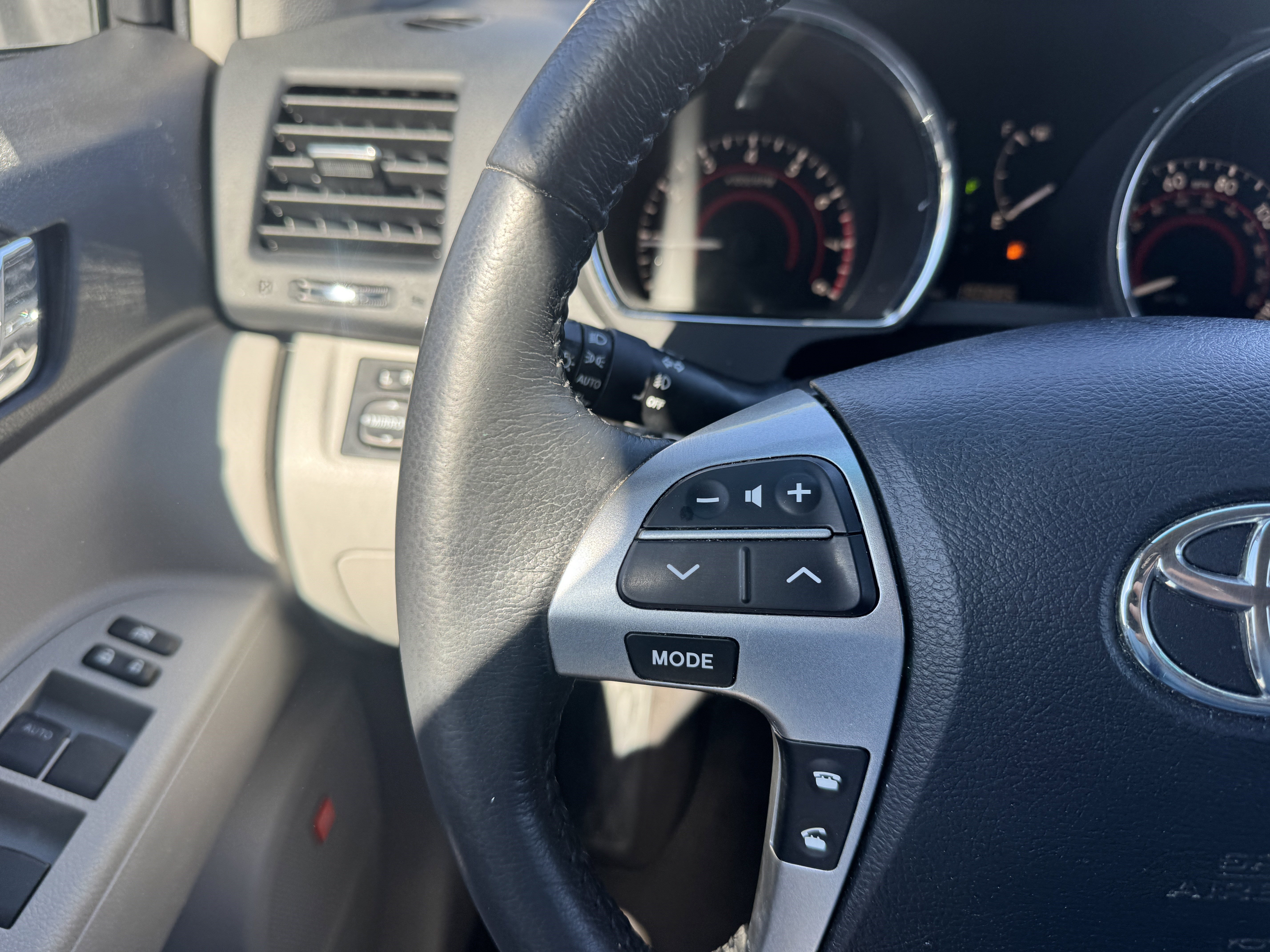 Used 2012 Toyota Highlander Limited w/ Tow Pkg image 23