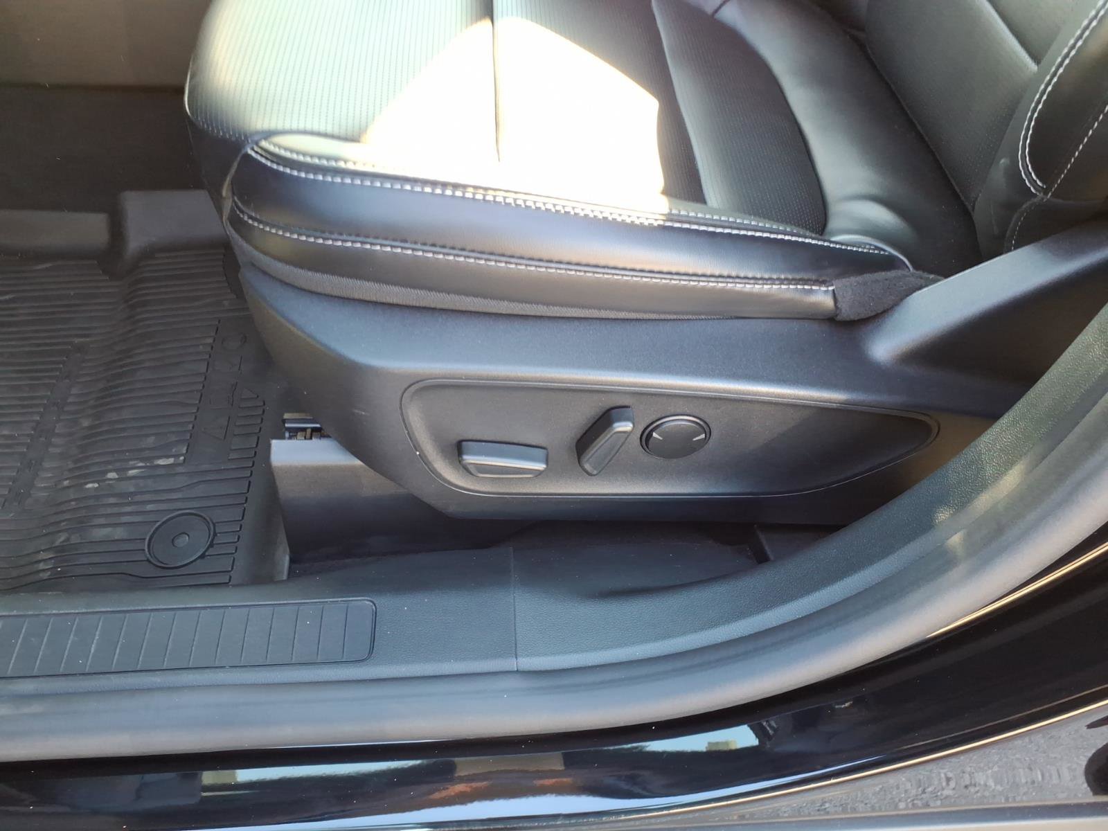 Certified 2025 Ford Escape Platinum w/ Class II Trailer Tow Package FWD image 13