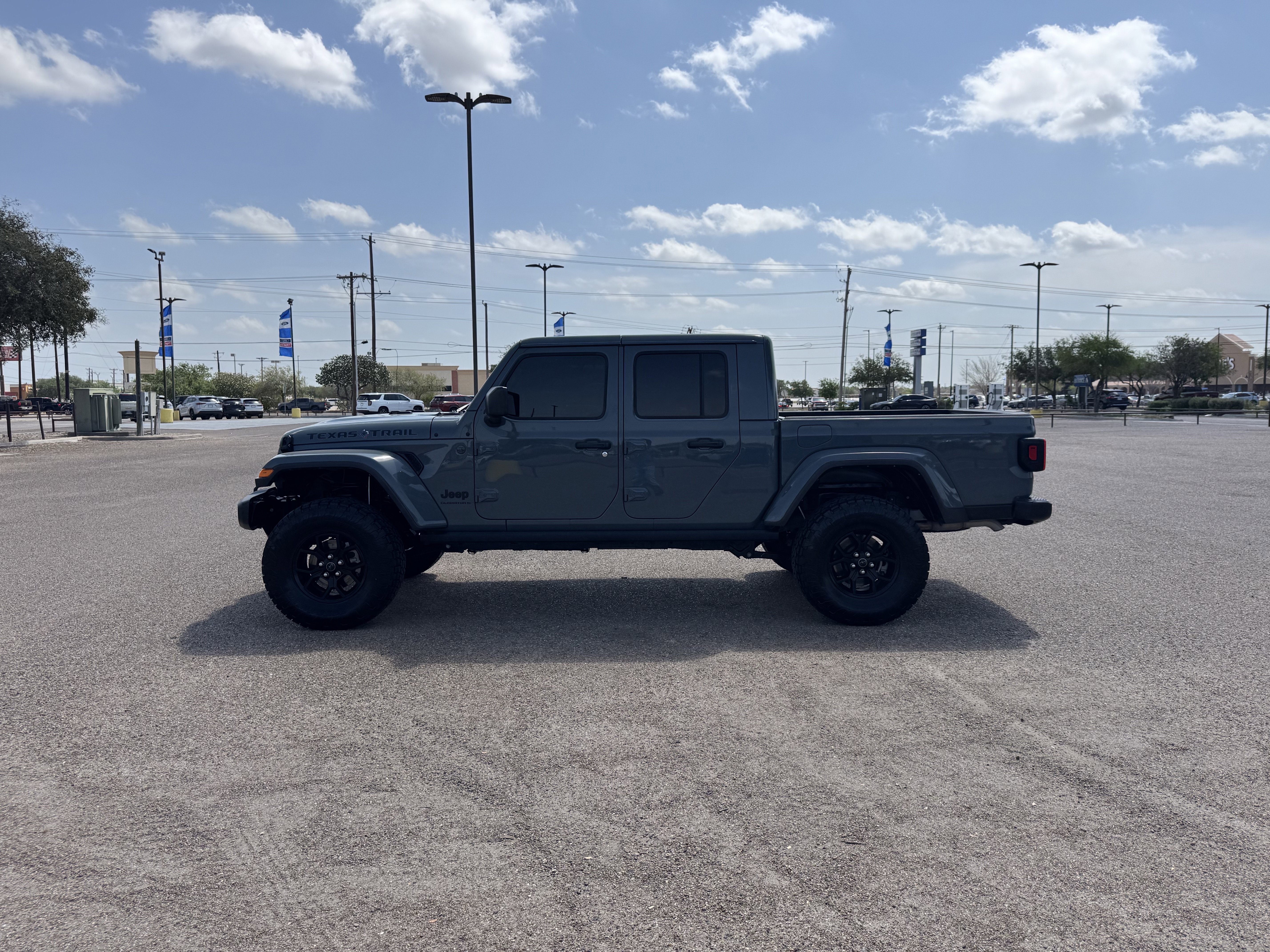 Used 2025 Jeep Gladiator Sport image 2