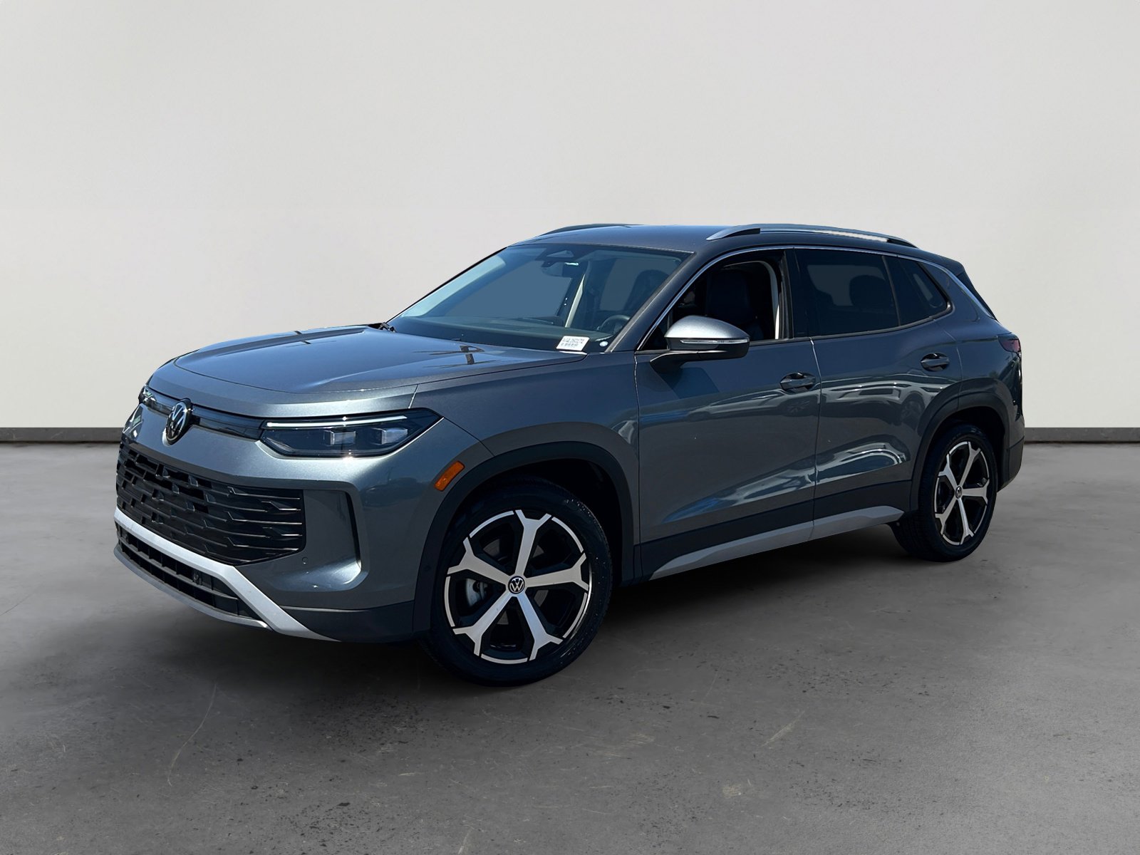 Used 2026 Volkswagen Tiguan SE FWD image 1