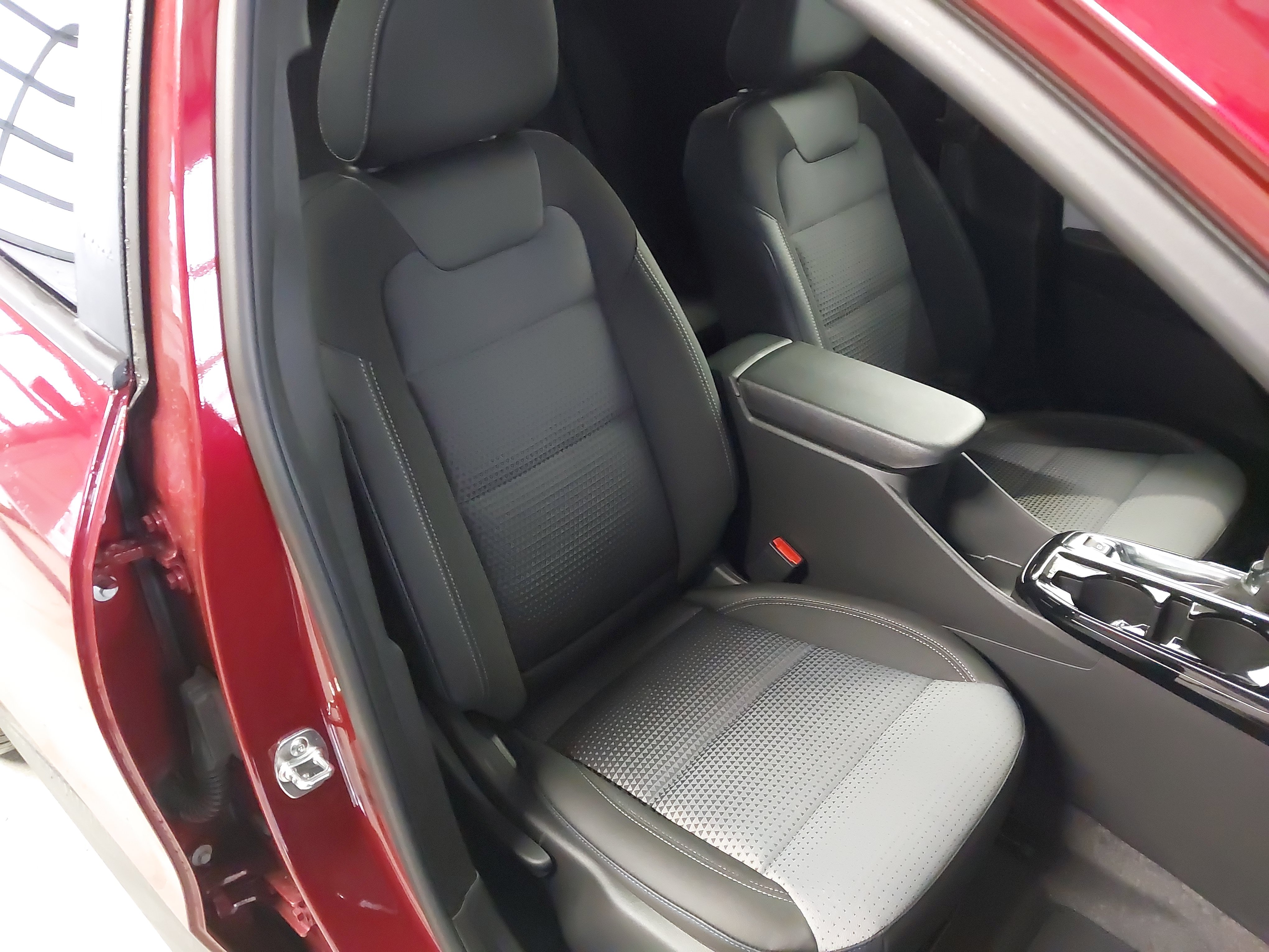 Used 2025 Chevrolet Trax LT w/ Driver Confidence Package FWD image 28