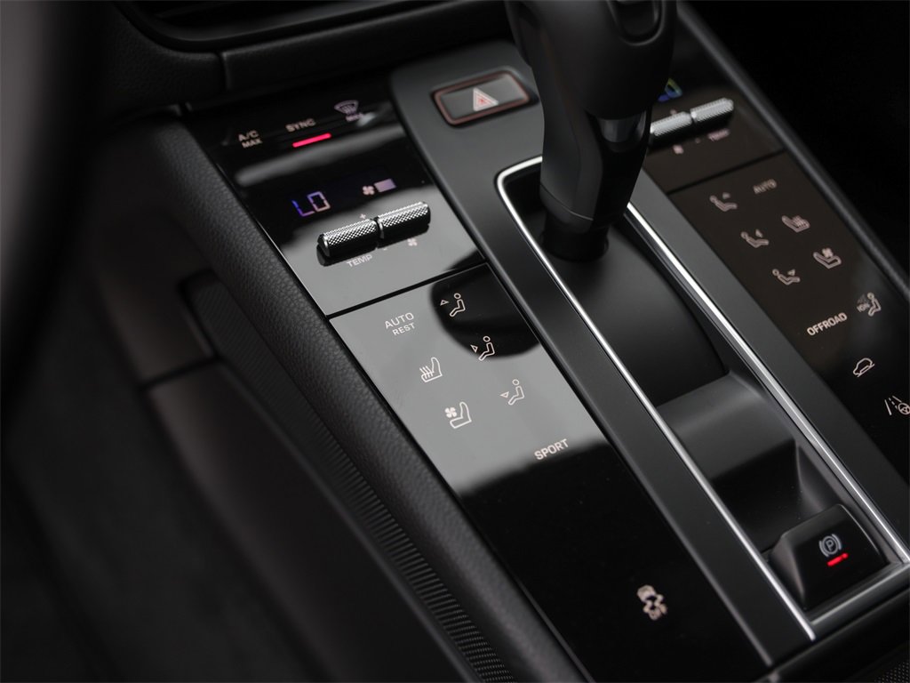 Used 2025 Porsche Macan image 24