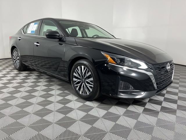 Used 2023 Nissan Altima 2.5 SV image 2