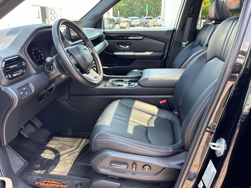 Used 2025 Honda Pilot TrailSport image 12