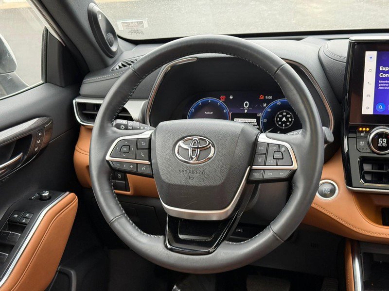 Used 2024 Toyota Highlander Platinum image 17