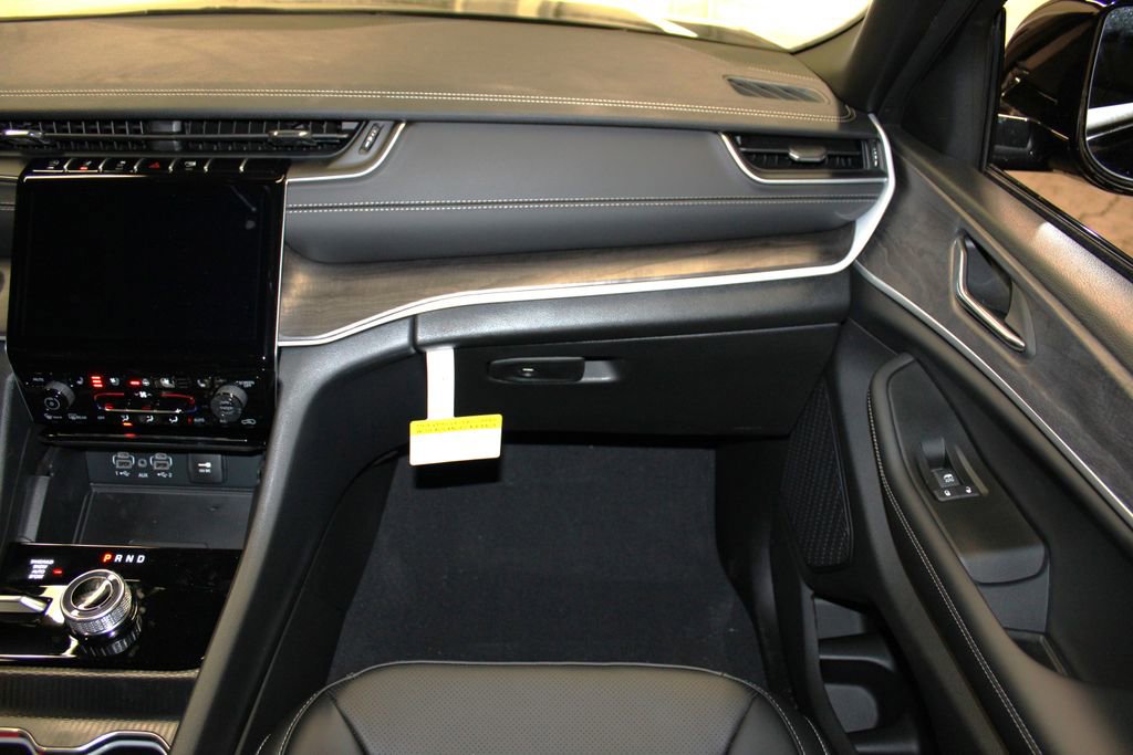 New 2025 Jeep Grand Cherokee Limited w/ Luxury Tech Group II image 31