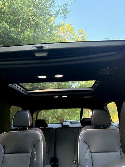 Used 2023 Chevrolet Traverse Premier w/ Redline Edition FWD image 4