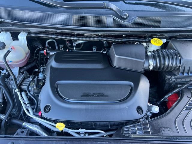 Used 2024 Chrysler Pacifica Touring-L FWD image 32